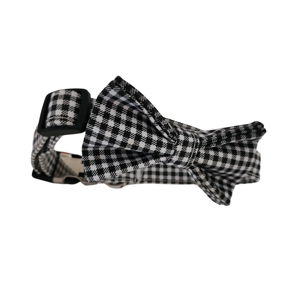 Dog bowtie collar with hook for leash